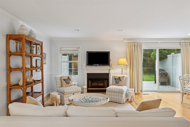 7 Brittany Ln in Westhampton Beach, NY - Building Photo - Building Photo