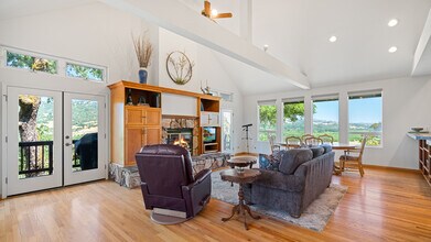 27750 Asti Rd in Cloverdale, CA - Building Photo - Building Photo