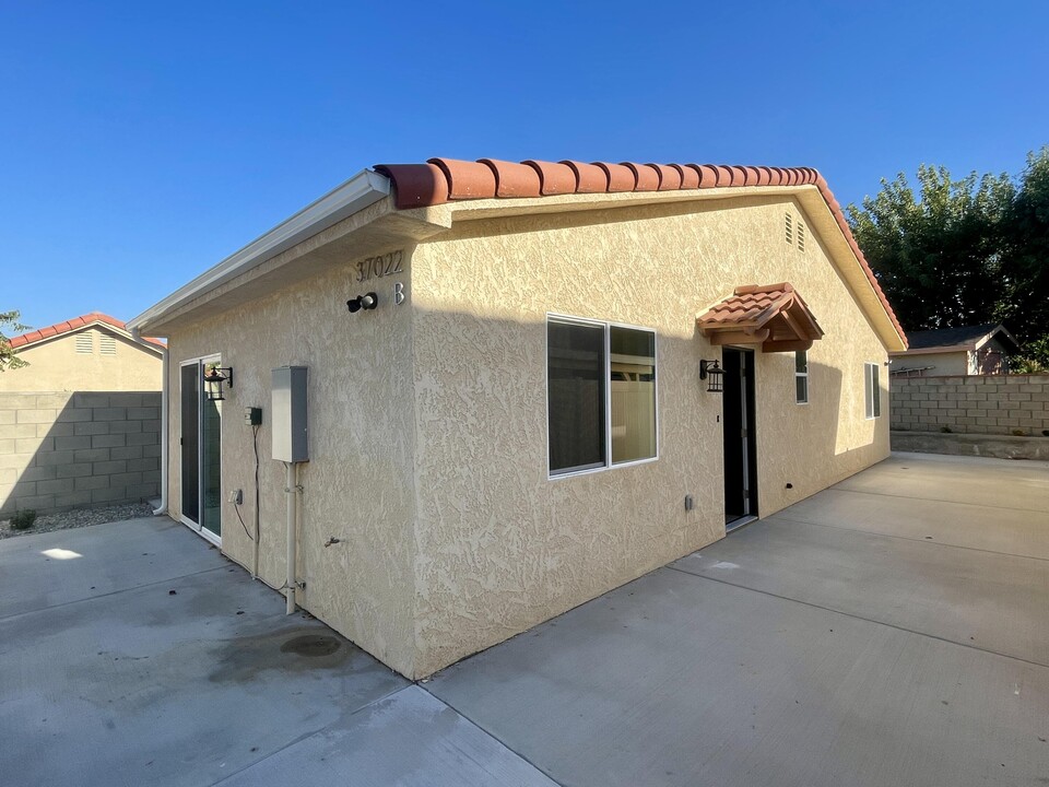 37022 La Contempo Ave in Palmdale, CA - Foto de edificio