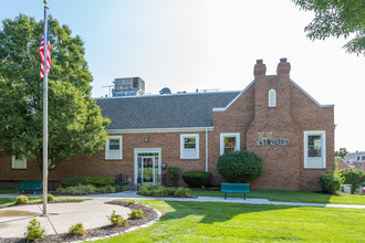 The Heights Apartments in Omaha, NE - Foto de edificio - Building Photo