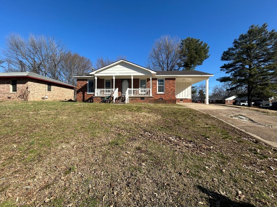 1085 Berrywood Ave in Brownsville, TN - Building Photo