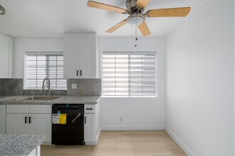 15004 Nordhoff St in North Hills, CA - Foto de edificio - Building Photo