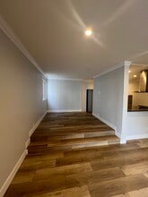 2107 N Beachwood Dr, Unit #101 in Los Angeles, CA - Building Photo - Building Photo