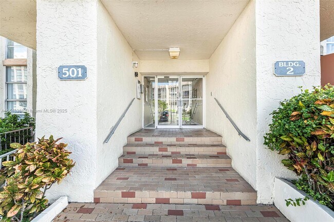 501 Three Islands Boulevard in Hallandale Beach, FL - Building Photo - Building Photo