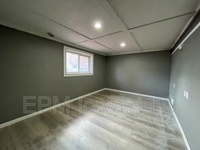 1242 Edgewood Dr in Waterloo, IA - Building Photo - Building Photo
