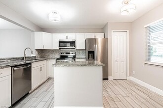 1392 Churchill Cir in Naples, FL - Foto de edificio - Building Photo