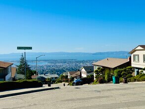166 Rishell Drive, Unit Studio in Oakland, CA - Foto de edificio - Building Photo
