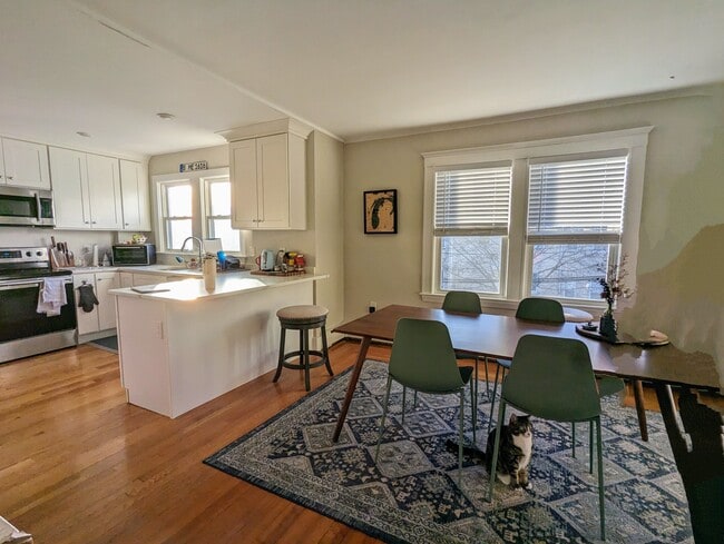 28 Fairmount Ave, Unit 2 in Somerville, MA - Foto de edificio - Building Photo