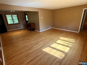 365 Madison Ct in New Milford, NJ - Building Photo - Building Photo