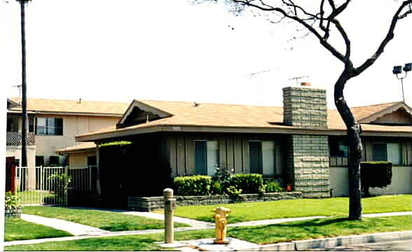 3411 W Danbrook Ave in Anaheim, CA - Foto de edificio - Building Photo