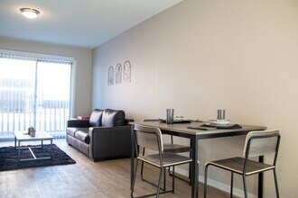 107 E Springfield in Champaign, IL - Building Photo - Interior Photo