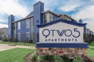 9TWO5 Apartments in Baytown, TX - Building Photo