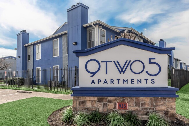 9TWO5 Apartments