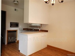 27066 Brettonwoods St in Madison Heights, MI - Building Photo - Building Photo