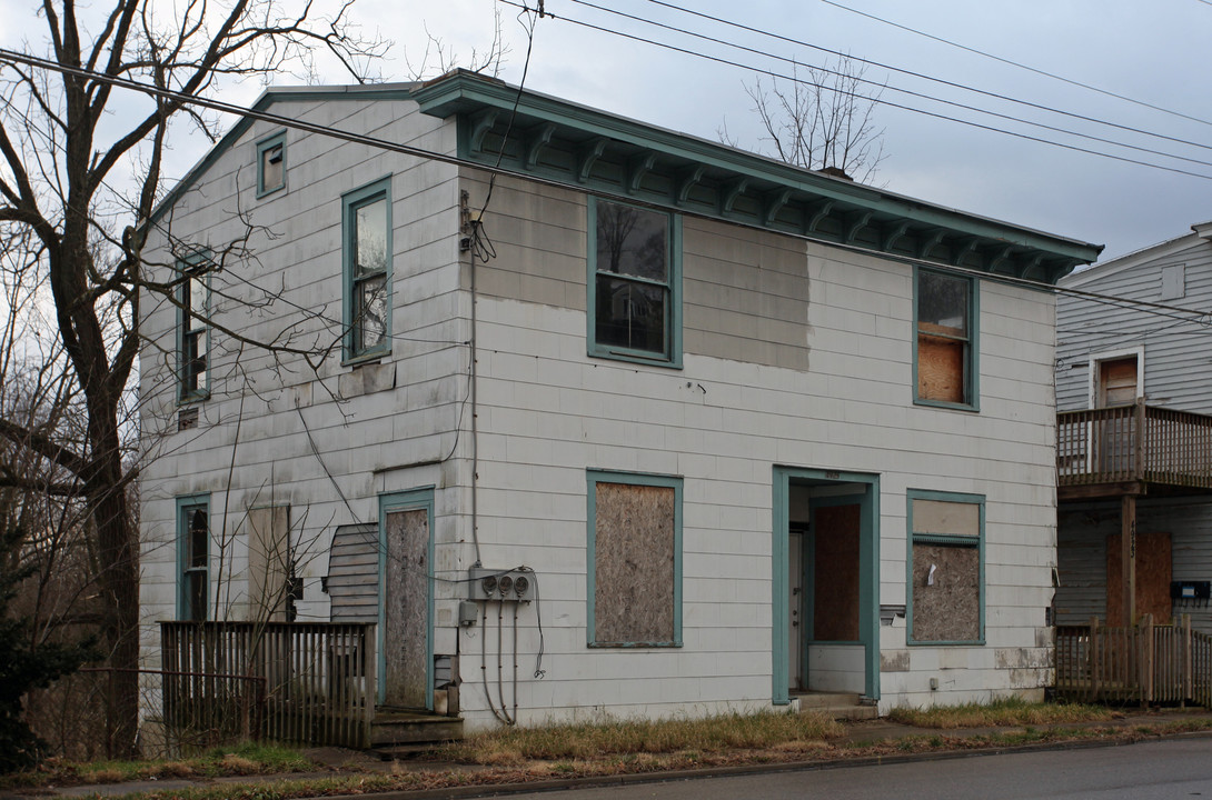 4925 Eastern Ave in Cincinnati, OH - Foto de edificio