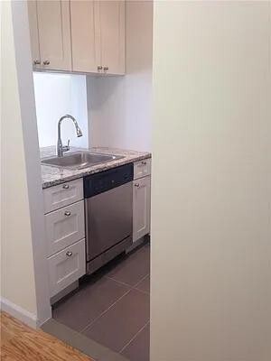 350 W 50th St in New York, NY - Building Photo - Building Photo