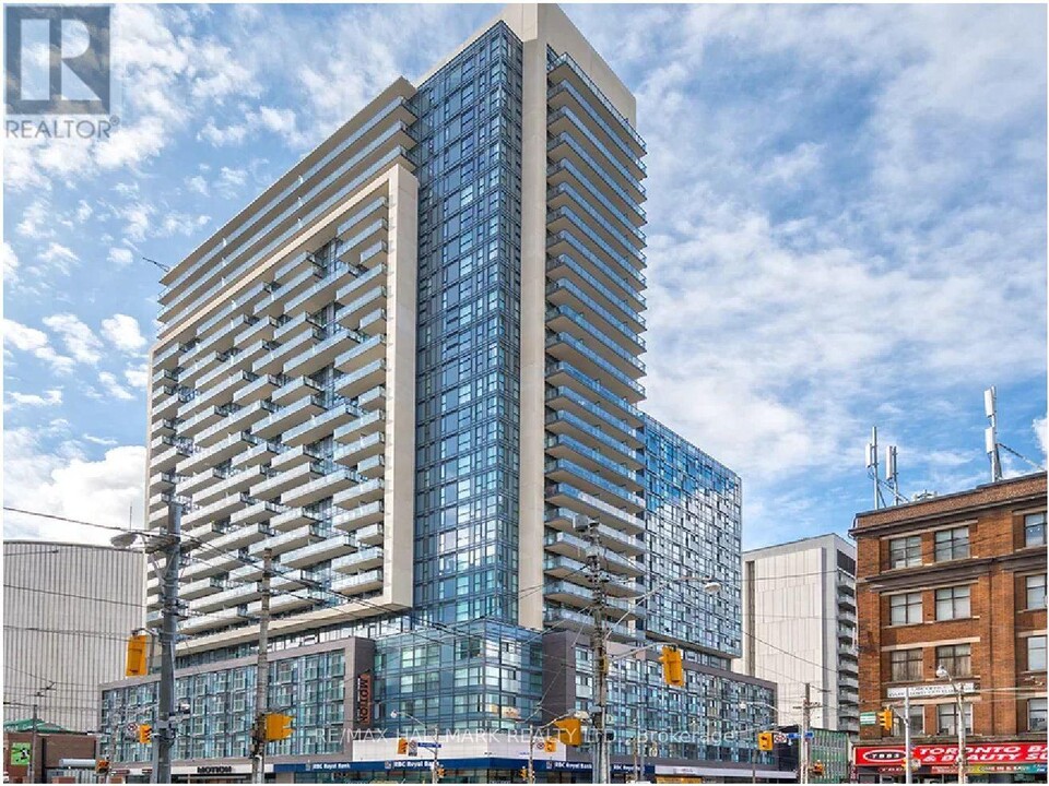 570-2570 Bay St. in Toronto, ON - Building Photo