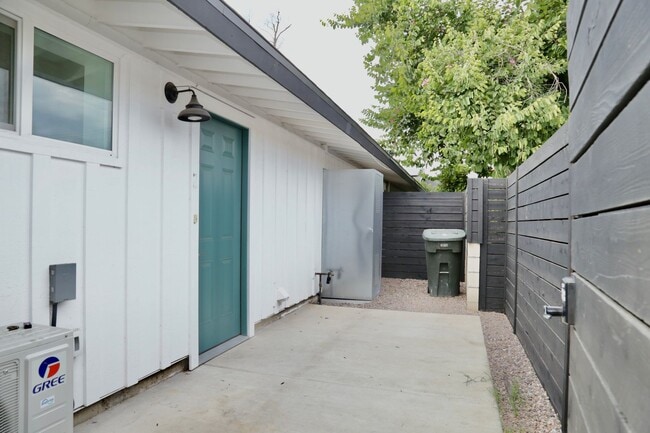 734 Center St in Costa Mesa, CA - Building Photo - Building Photo