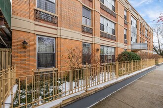 Manzione Red Hook Co-ops in Brooklyn, NY - Foto de edificio - Building Photo