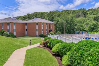 Nutmeg Woods in New London, CT - Foto de edificio - Building Photo