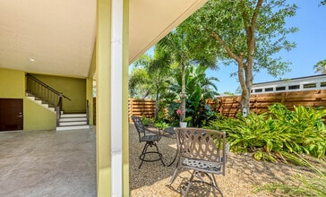 2739 Temple St, Unit 2739 Temple St in Sarasota, FL - Foto de edificio - Building Photo