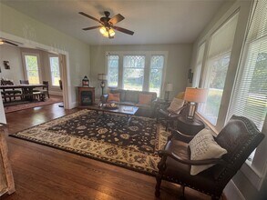 824 S Masonic St in Bellville, TX - Building Photo - Building Photo