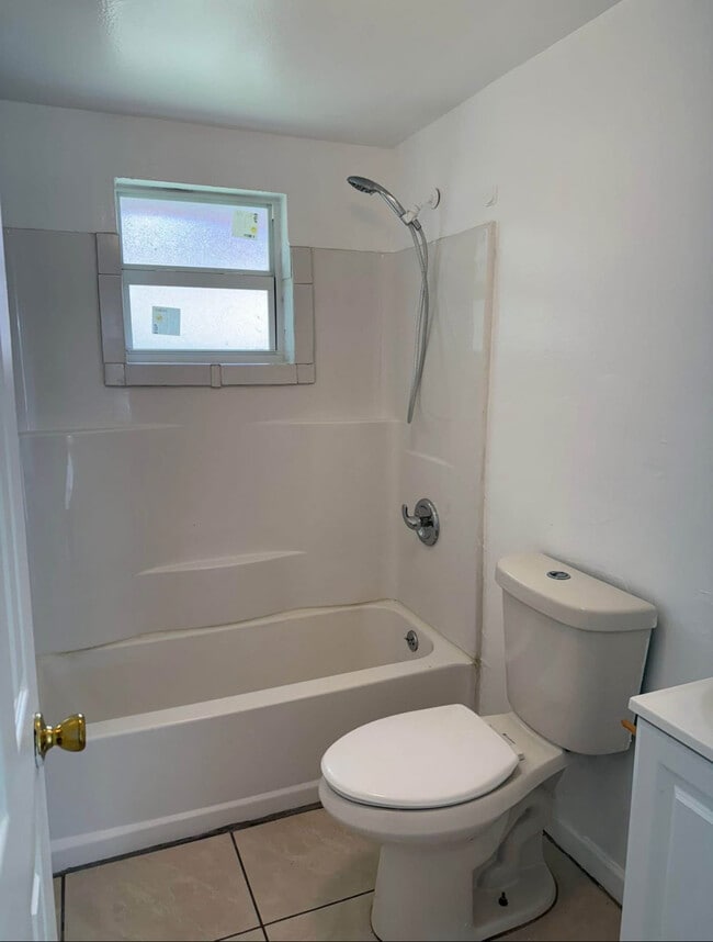 286 Lowell Ave in North Fort Myers, FL - Building Photo - Building Photo
