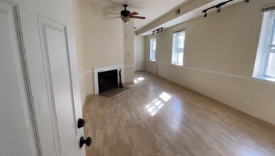 2034 Green St, Unit B in Philadelphia, PA - Foto de edificio - Building Photo