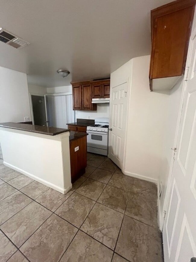 717 L St in Bakersfield, CA - Building Photo - Building Photo