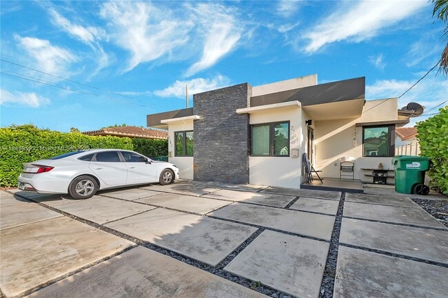 7242 SW 22nd St in Miami, FL - Building Photo - Building Photo
