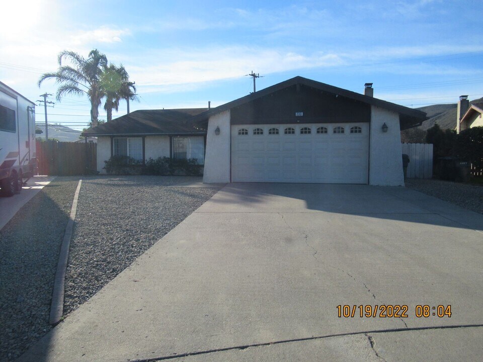 233 S Rose St in Lompoc, CA - Building Photo