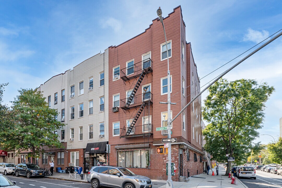 279 Driggs Ave in Brooklyn, NY - Building Photo