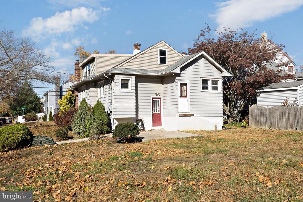 352 Maple Ave in Audubon, NJ - Building Photo