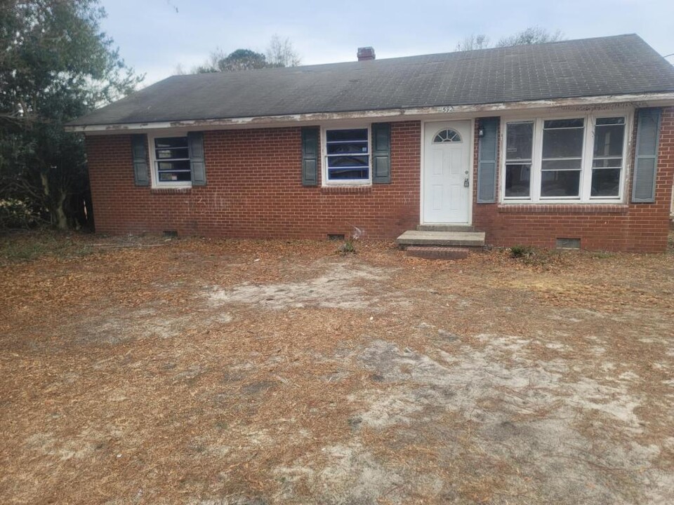 1592 Eureka Ave in Fayetteville, NC - Foto de edificio