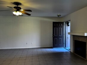 1976 Whitley Ave in Corcoran, CA - Building Photo - Building Photo
