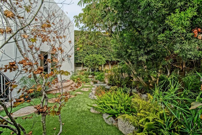 204 N Poinsettia Ave in Manhattan Beach, CA - Building Photo - Building Photo