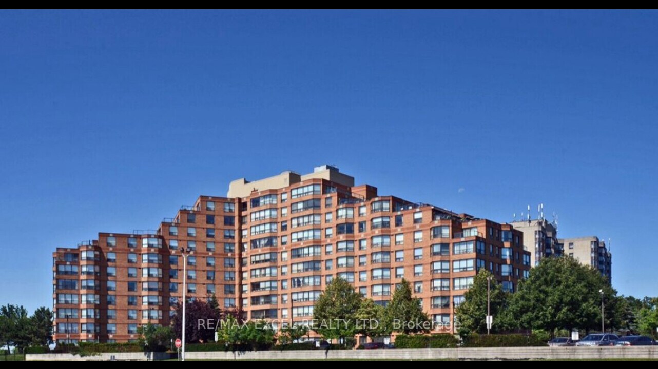 6 Humberline Dr in Toronto, ON - Building Photo