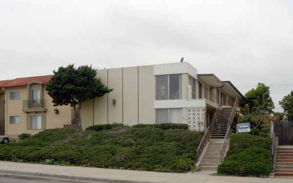 2162 Thomas Ave in San Diego, CA - Building Photo - Building Photo