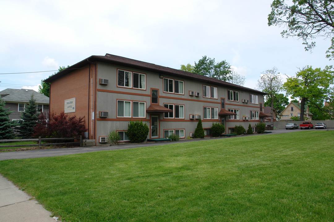 Quaker Apartments in Lansing, MI - Building Photo