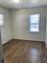 5615 W Wisconsin Ave, Unit Upper Unit #3 in Milwaukee, WI - Foto de edificio - Building Photo
