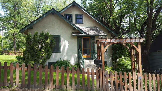 property at 240 SW McKenzie St