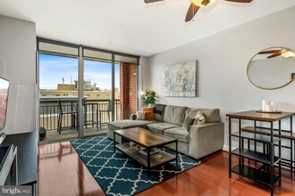1020 N Highland St in Arlington, VA - Foto de edificio - Building Photo