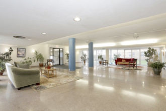 5630 N Sheridan Rd in Chicago, IL - Building Photo - Lobby