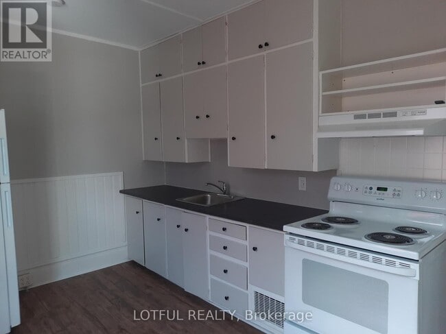 7 Montgomery Pl in Smiths Falls, ON - Building Photo - Building Photo