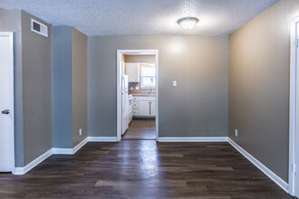 Hunter Oaks Apartments in Memphis, TN - Building Photo - Interior Photo