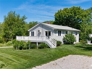 10 Burbank Ave in Narragansett, RI - Building Photo - Building Photo