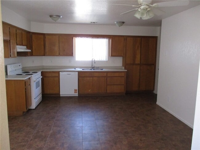 1489 Bluffs Cir in Bullhead City, AZ - Building Photo - Building Photo