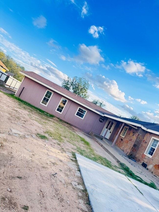 2017 W 10th St in Odessa, TX - Building Photo - Building Photo
