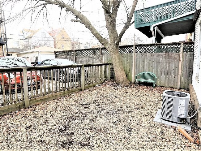 2031 W Moffat St, Unit 1 in Chicago, IL - Building Photo - Building Photo
