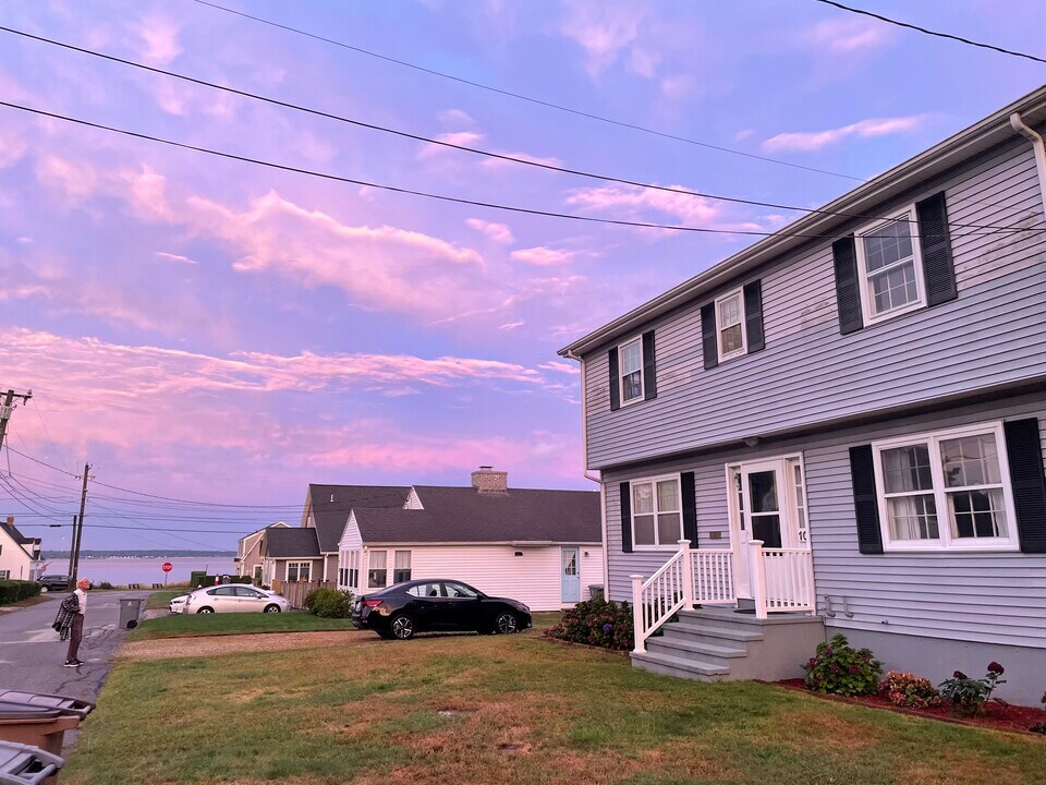 10 Saltaire Ave in Niantic, CT - Building Photo